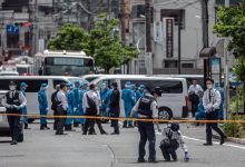 惊险瞬间！男子口衔利刃手持双刀，警方闪电出击成功制服 - 大风热搜网