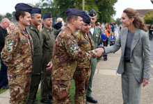 圣帕特里克节暖心名场面，凯特王妃军营送祝福，全球爱尔兰庆典同步升温 - 大风热搜网