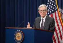 鲍威尔与特朗普的“法律战”升级：无证据调查遭法官驳回 - 大风热搜网