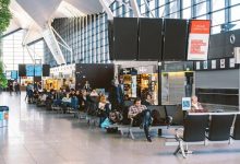 战火突袭中东：游客滞留、航班停摆超2万架次，洲际旅行票价暴涨，出境游按下暂停键 - 大风热搜网