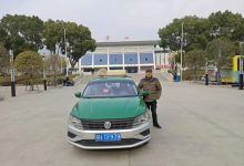 纵身一跃成永恒！湖北56岁的哥救人牺牲，50辆出租车鸣笛送别英雄 - 大风热搜网